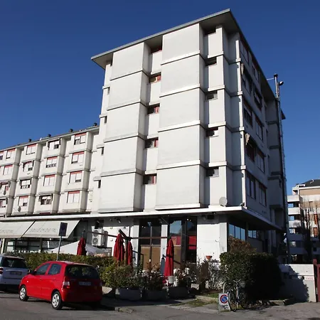 Guesthost - Tia House - Bright With Private Parking!