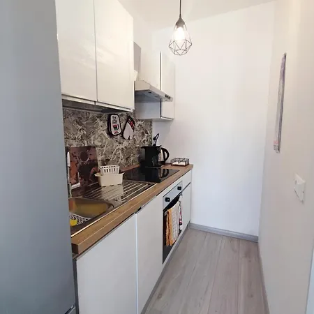 Tia House - Bright With Private Parking!