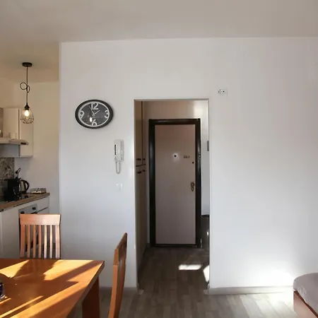 Tia House - Bright With Private Parking!