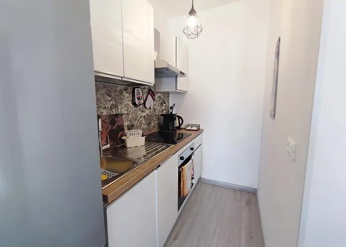 Tia House - Bright With Private Parking!