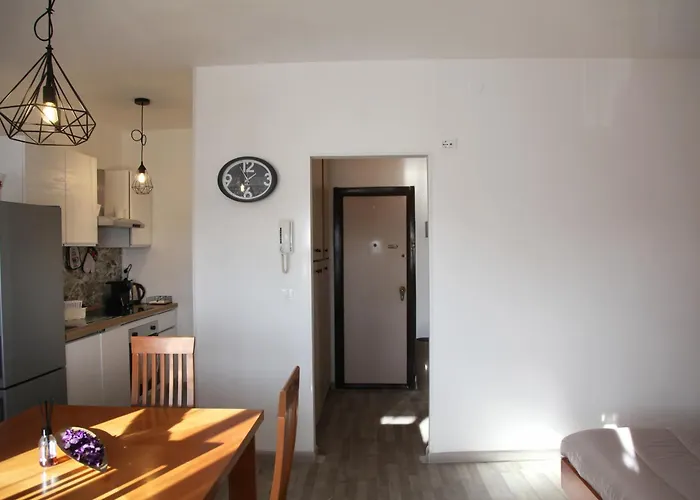 Tia House - Bright With Private Parking!